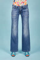 Jeans a zampa blu con vita bassa image