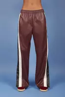 Pantaloni in ecopelle color vino con righe image